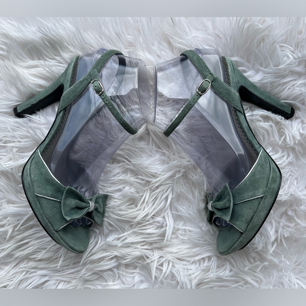 Elegant Green Heels with Bow Accent